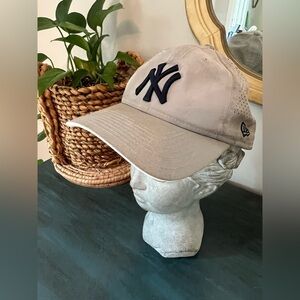 NY Yankees Grey mesh adjustable hat New Era.
